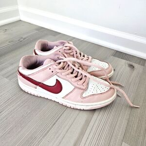 Woman's Nike dunk shoes